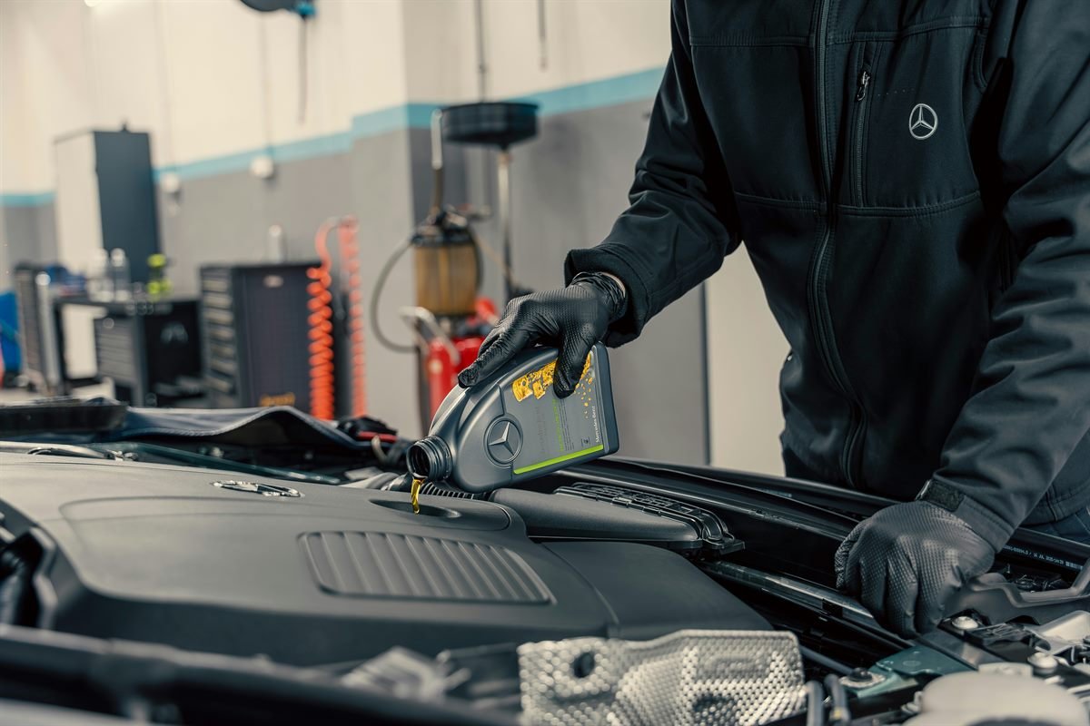 On-site oil and fluid service on a car in Dallas